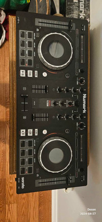 Numark MIXTRACK PLATINUM FX DJ Controller