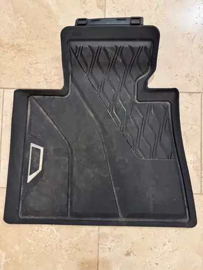 Keep your ride clean with these original BMW X5 winter floor mats, designed for the 2019-2025 models...