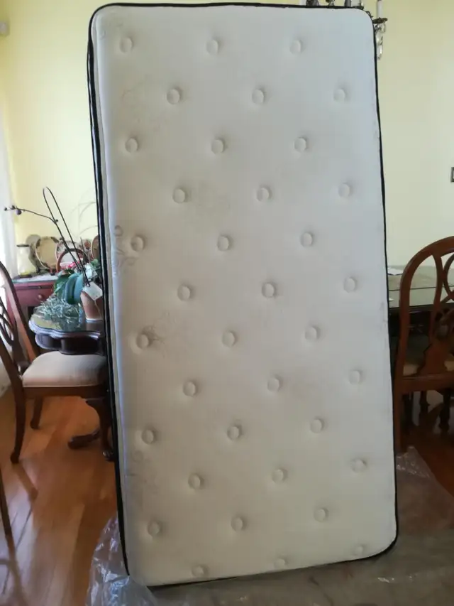 Lit simple en métal in Beds & Mattresses in Laval / North Shore - Image 5