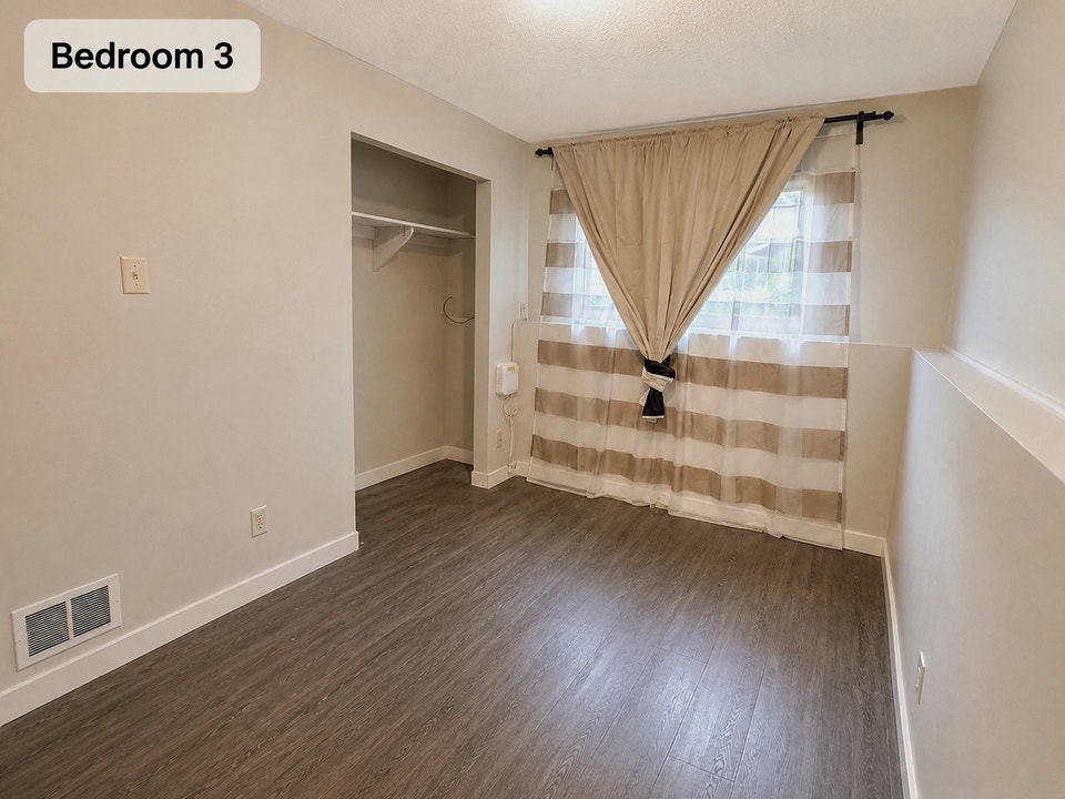 Fully Renovated 4-Bedroom Duplex in Hazeldean near ravine 3