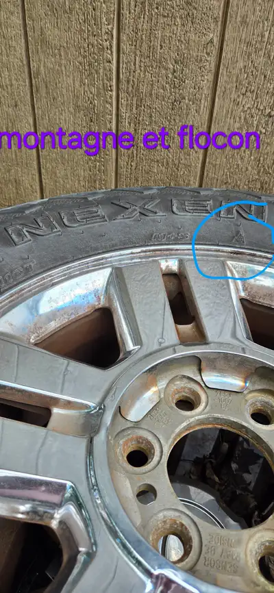 $400 - 4 pneus hiver. Voir pictogramme montagne et flocon, Montés sur roues/rims. 275/65R18 116T NEX...