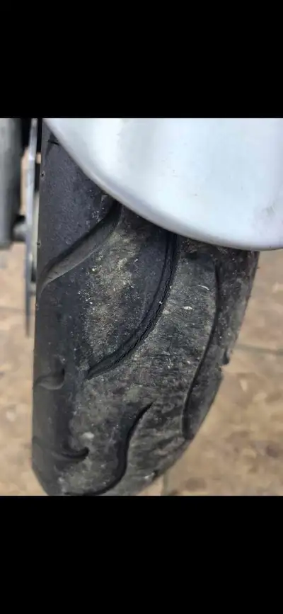 Je vends ma Harley-Davidson V-Rod usagée, une moto de performance dotée d'un moteur à refroidissemen...