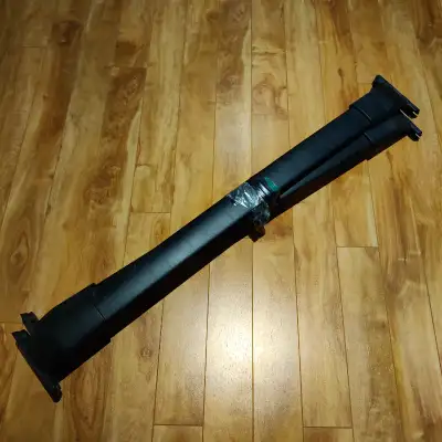 Deux barres transversale noire, pour installer sur les rails latéraux de toit d'usine. Comme neuf, t...