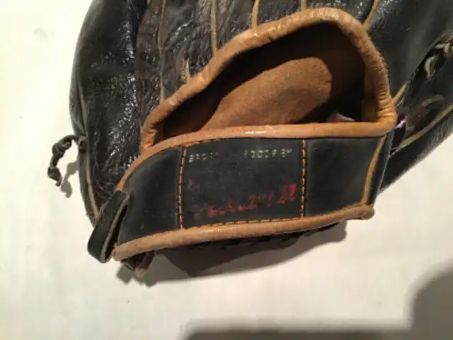 Vintage 1950s Baseball Glove in Arts & Collectibles in Oakville / Halton Region - Image 7