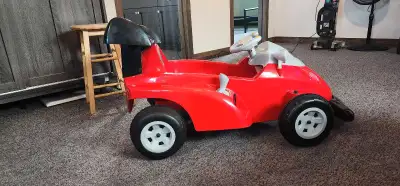 Mcqueen 6V car in great condition, like new never use outside . Rechargeable, has sound buttons in s...