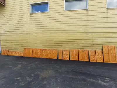 S.V.P. APPELEZ: 819-225-4024 ou 819-225-4466, 22 Portes et 4 devants de tiroir. USAGÉES avec beau de...
