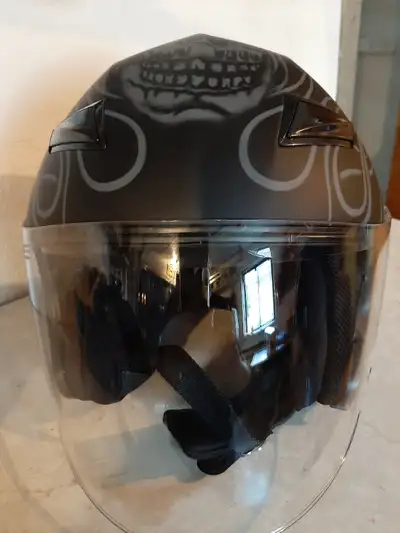 Casque de moto Harley Davidson dans sa boîte originale. Utilisé quelques fois seulement. Inclus visi...