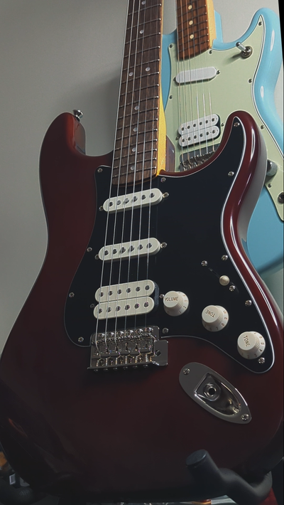 Squier Classic Vibe 70s Stratocaster (Walnut) Cosmetics: 9.5/10 Light scratches ✔️ Frets Leveled ✔️...