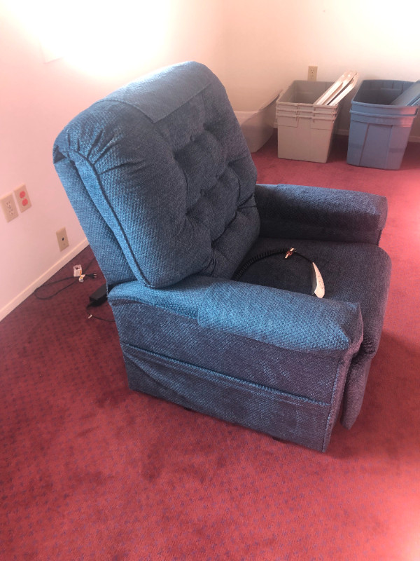 LIFT CHAIR, IMMACULATE CONDITION, ONLY USED FOR THREE MONTHS in Chairs & Recliners in Medicine Hat - Image 2