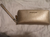 MICHAEL KORS LARGE GOLD WALLET WITH STRAP