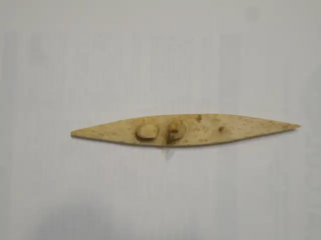 Sculpture inuit en os. Kayak avec chasseur. in Arts & Collectibles in Laurentides - Image 3