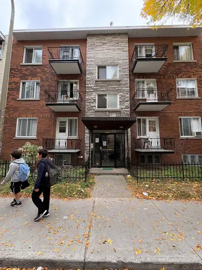 Bright and recently renovated 4½ apartment located at 7250 Durocher in Parc-Extension. The apartment...