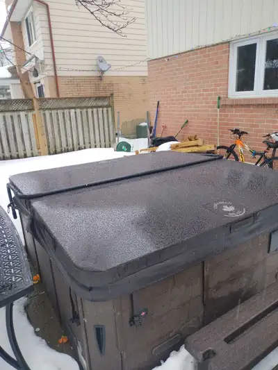 Canadian spa 84×84×32 5 seats with lounge in working condition no issues no leeak has two 5hp double...