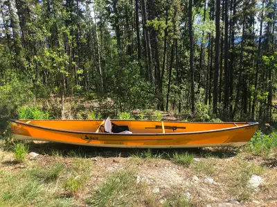 This Swift Pack Fusion 12.6 Kevlar canoe is a lightweight, (24 lbs) fast recreational boat. It deliv...