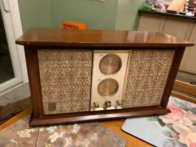 GE model 11R22, made in Canada (Toronto), approximately 1962. AM/FM, tone control, dual speaker, des...