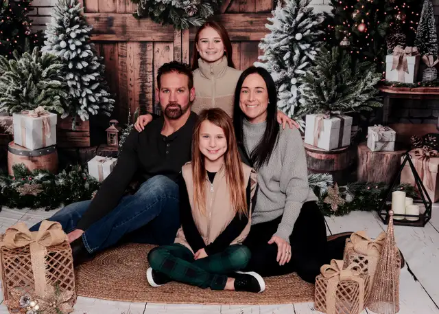 Holiday Photo Sessions in Photography & Video in Calgary - Image 6