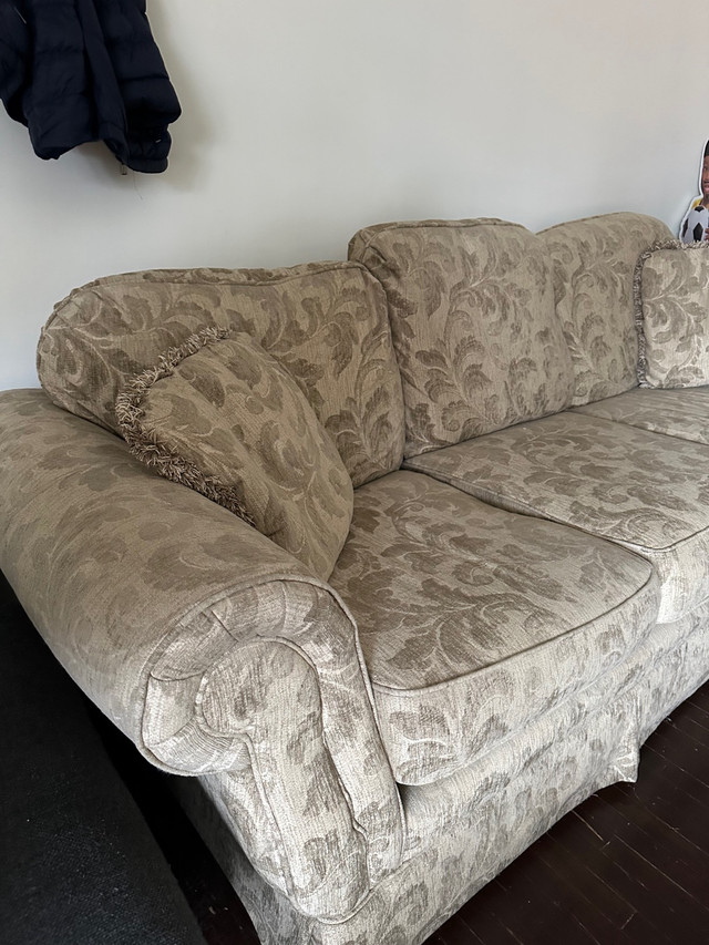 Large couch in Couches & Futons in London - Image 2
