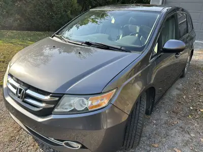 Never accidented, fully loaded. V6, Leather, Sunroof, Power sliding doors, Heated seats, Fog lights,...