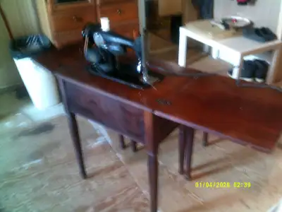 VINTAGE SINGER SEWING MACHINE ( CABINET ) SINGER 13 MFG-CO ST JOHNS ( MADE IN CANADA ) EVERY THING I...