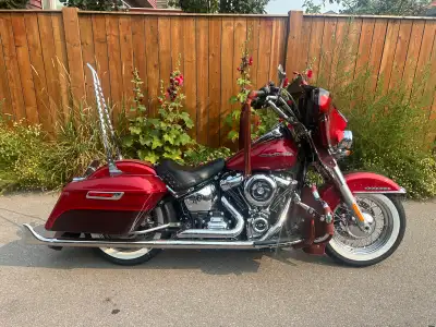 2018 Harley Deluxe Heritage NO GST $17,000.00+ in extra work with receipts Very low profile sitting...