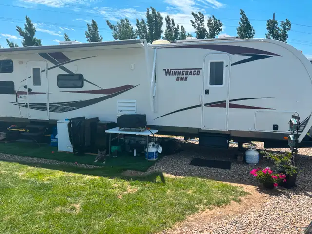 36 Ft Winnebago One with Large Solar Package in Travel Trailers & Campers in Medicine Hat - Image 2