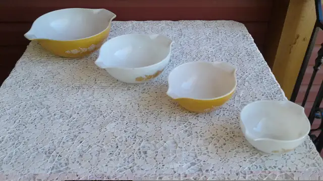 Vintage Pyrex Cinderella Mixing Bowls In Classic Butterfly Gold in Kitchen & Dining Wares in New Glasgow - Image 9