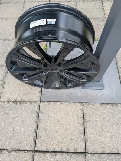 À vendre : Ensemble de 4 mags et pneus d’hiver – Bon état • Mags : 4 x 18 pouces DAR21-21818 • Achet...