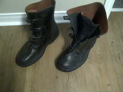 Une paire de bottes imperméables en caoutchouc pointure 8 pour homme, peuvent se porter sur des chau...