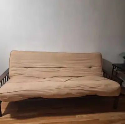 Futon king size beau comme neuf super confortable svp voir photo, View more