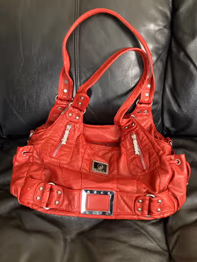 Superbe sac à main en cuir rouge souple, en très bonne état. Prix demandé: 40$ 418-806-7821 Elaine.