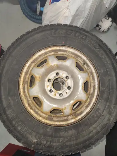Pneus d'hiver 17 po Yokohama iceGUARD iG51v. Grandeur : 265/70R17. Les pneus sont montés sur des jan...