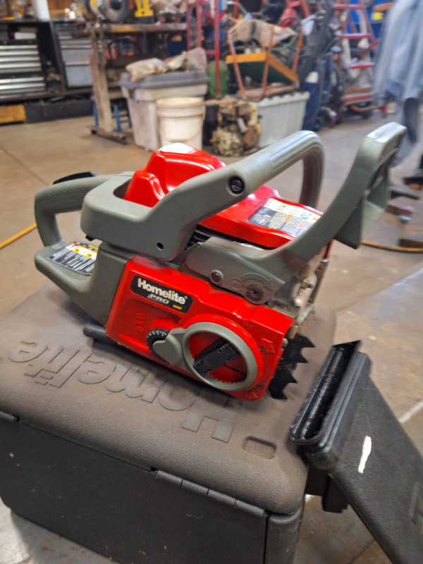 Homelite chainsaw + case in Power Tools in Ottawa - Image 2