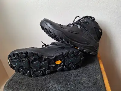 Bottes d'hiver merrell taille 9., View more