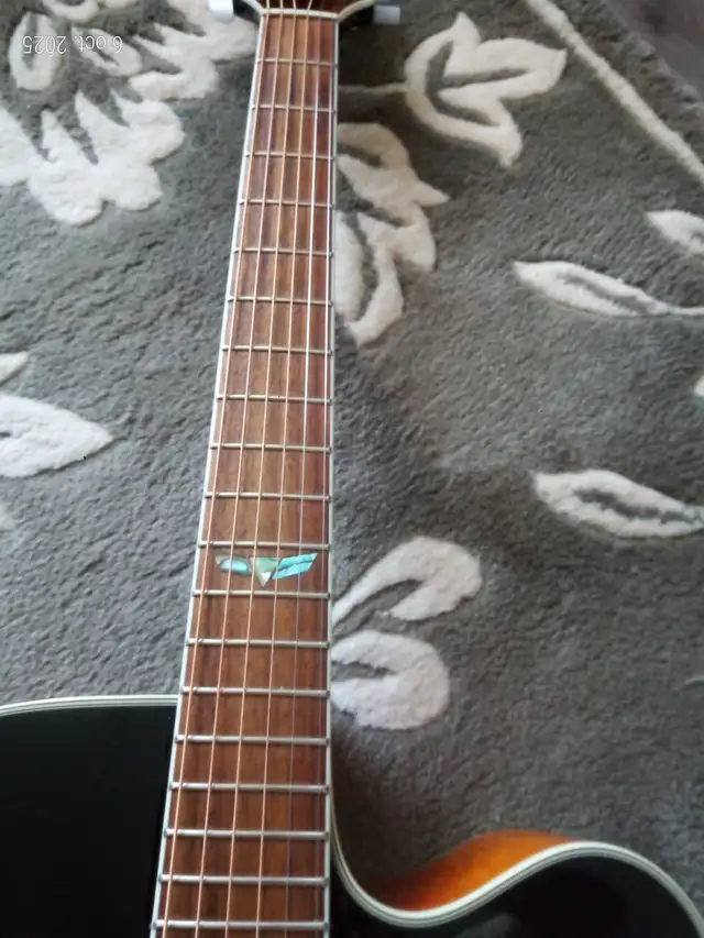 Superb Takamine GJ72CE-BSB electro guitar almost like new in Guitars in Drummondville - Image 5