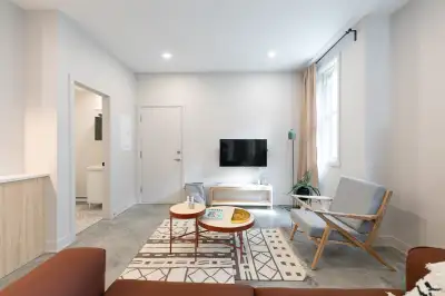 5 Beds 2 Baths Fully Furnished Student Apartment