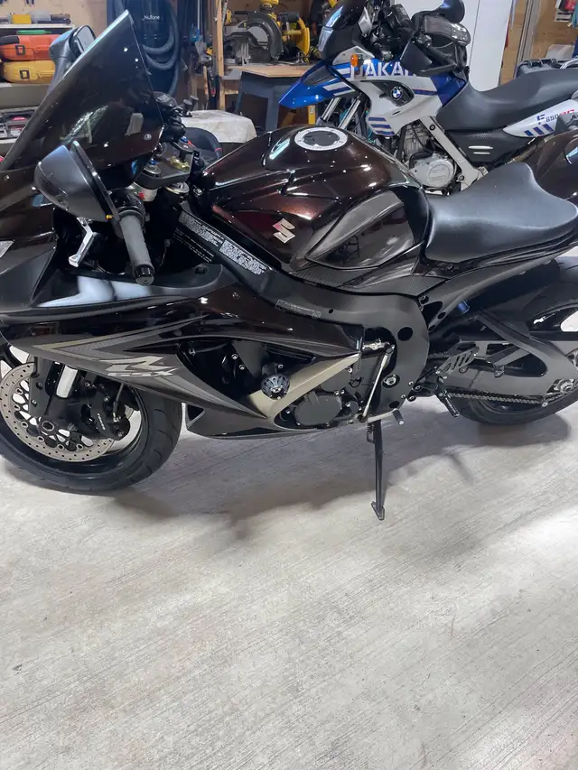 2010 Suzuki GSXR  750 in Sport Bikes in Ottawa - Image 3