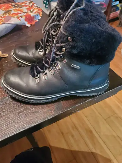 Barely worn last winter. Lightly used boots. Up to -30c/-22f Waterproof Impermeable Pajar-Tex seam-s...
