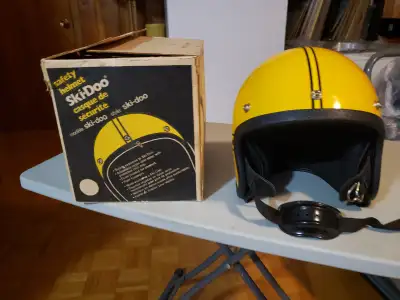 Casque de motoneige autentique . Pour amateur ou collectionneur d objet ancien . Unique et a ete con...