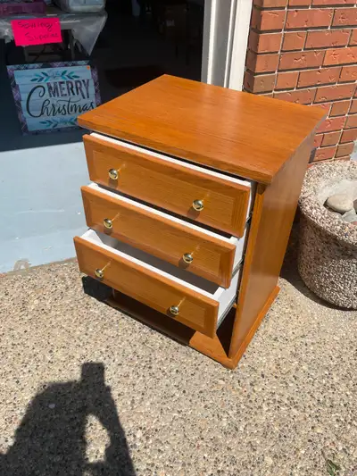 A 3 drawer 29" high end table in great condition
