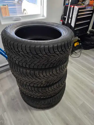 4 pneus d'hiver de bonne qualité. Utiliser deux hiver cause de la vente changer de véhicule.