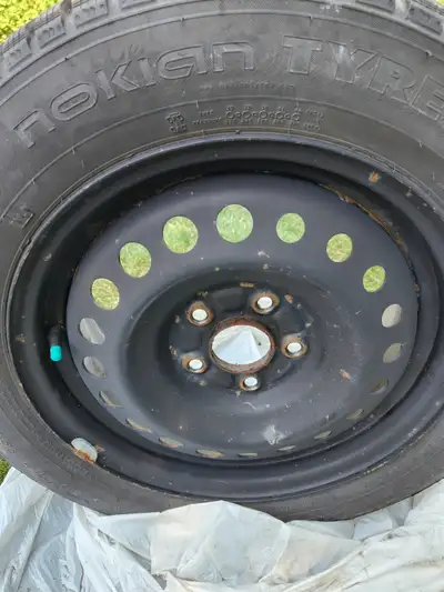 Pneus Hiver Nokian a crampon avec Jantes usure 10/32 etais sur Honda Hrv P205/60 r16