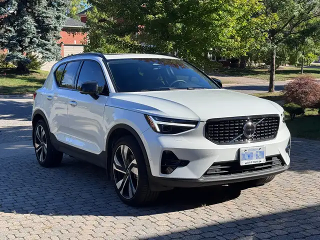 2024 Volvo XC40 B5 AWD Plus Dark Lease Takeover – Low Mileage