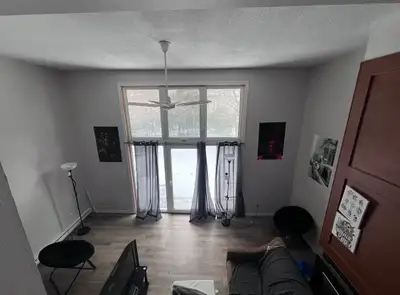 3 rooms available for rent/ group of 3 are preffered. Located in 10 Champlain Crescent, Bus every 2...