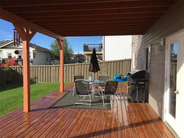 ALL UTILITIES INCLUDED 2 Bed, 1 Bath Lower Suite Available Apr 1