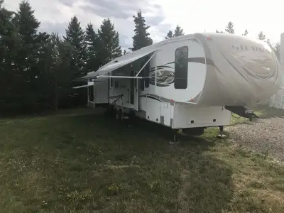 Good shape fifth wheel. One and 1/2 bath. Hookup for washing machine in main bedroom closet.Outdoor...