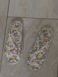 Brand New Elegant & Stylish Floral Slide Slippers (Size 6.5)