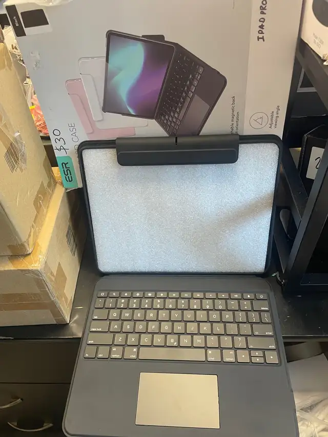 ESR Ascend Keyboard Case for iPad Pro 13" - Black in iPad & Tablet Accessories in City of Toronto - Image 4