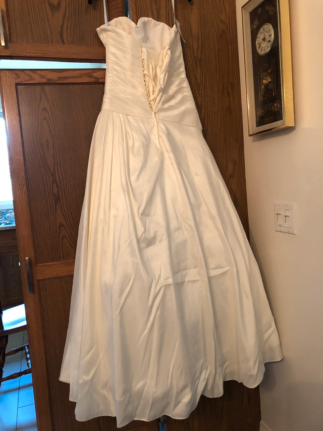 New Size 12 NEW Wedding Dress in Wedding in Calgary - Image 3