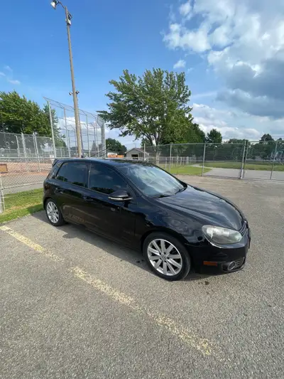 Volkswagen Golf 2.5L 2013. 148 XXX Km. 170 HP. Les Plus : - Toit ouvrant - Bancs en cuir - Bancs cha...