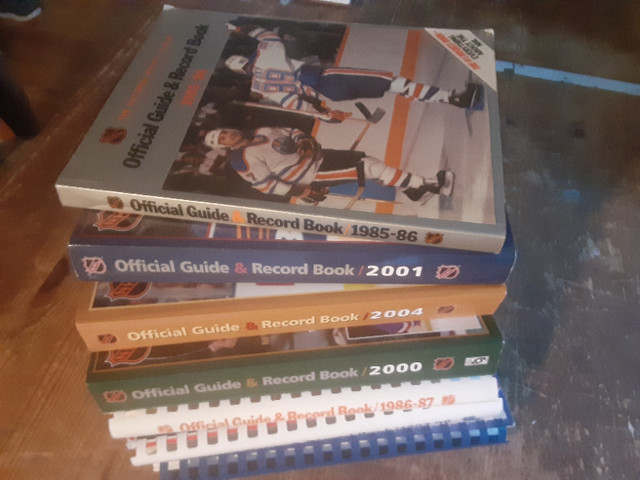 LOT DE 7 OFFICIAL GUIDE ET RECORD BOOKS DE LA LNH DE HOCKEY dans Art et objets de collection  à Laval/Rive Nord